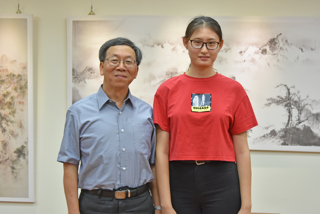 簡江儒主任秘書與陝西理工大學章彤同學(右)合影。