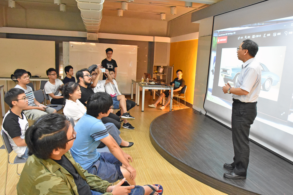 工業設計學系交通工具設計組大三的15位同學，即將前往上海參加106年9月21日「中國國際汽車商品交易會」(CIAPE)舉辦之Neon-Trans concept show 創新交通工具概念設計展，簡江儒主任秘書特別於9月13日為這些同學打氣，勉勵他們努力加油。