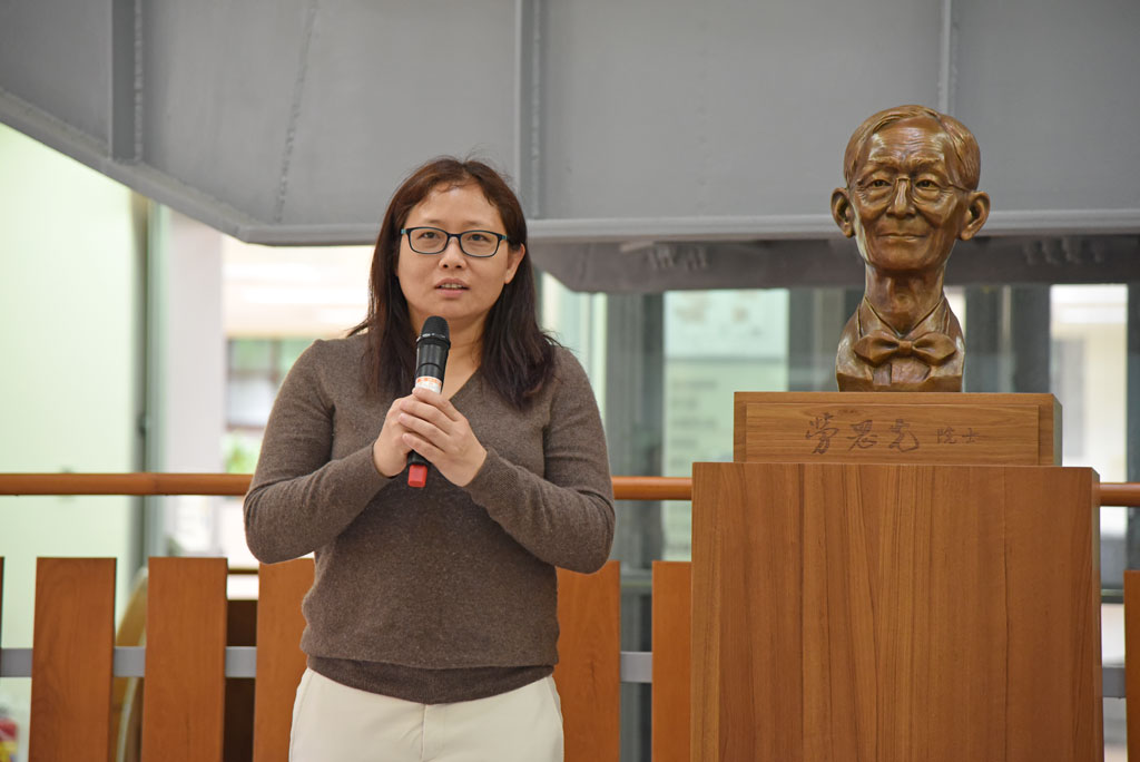 勞思光教授千金勞延韻小姐致詞。