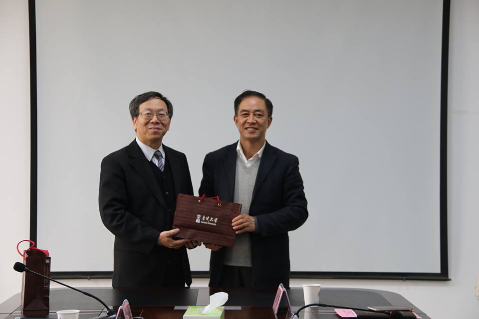 簡江儒主任秘書(左)、六盤水師範學院周斯弼書記(右)。