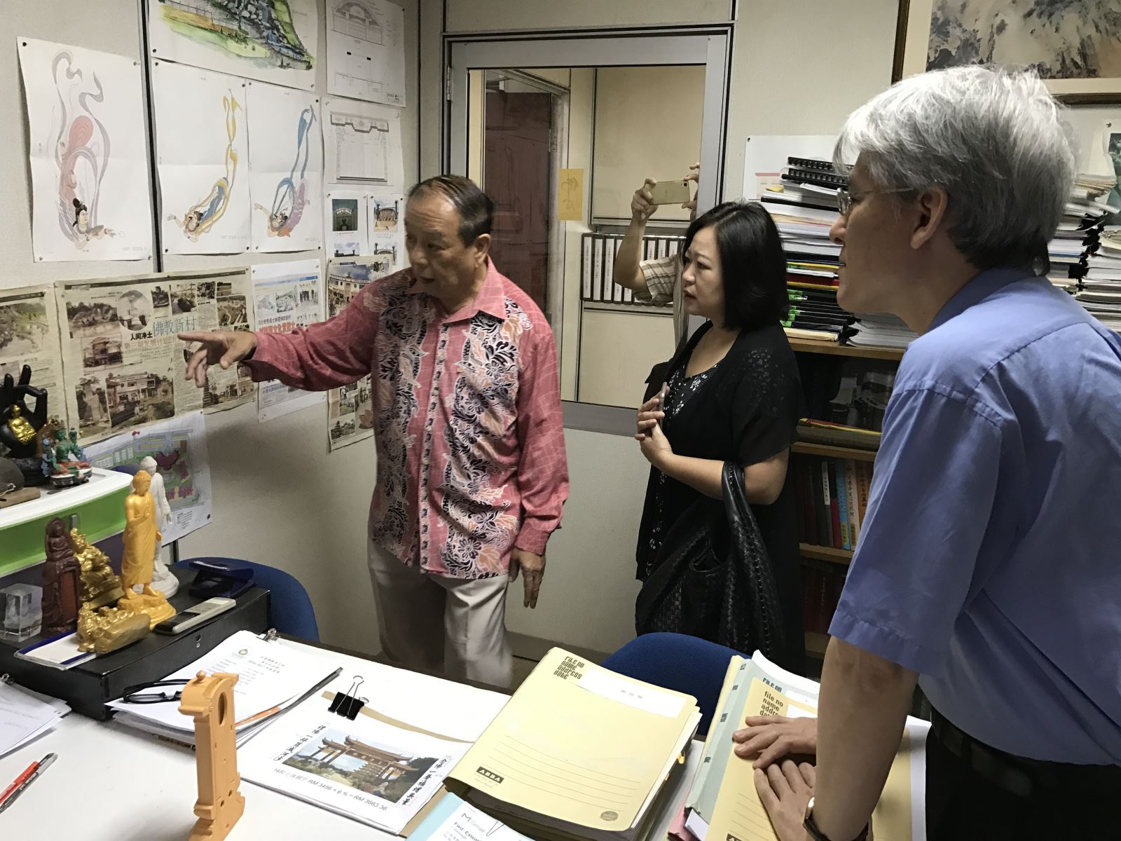 高柏園校長一行參訪古晉佛教居士林,蔡明田林長親自導覽。