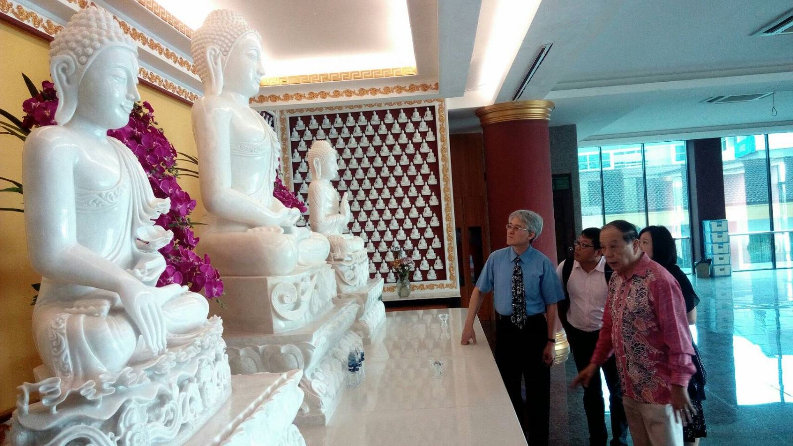 高柏園校長一行參訪古晉佛教居士林,蔡明田林長親自導覽。