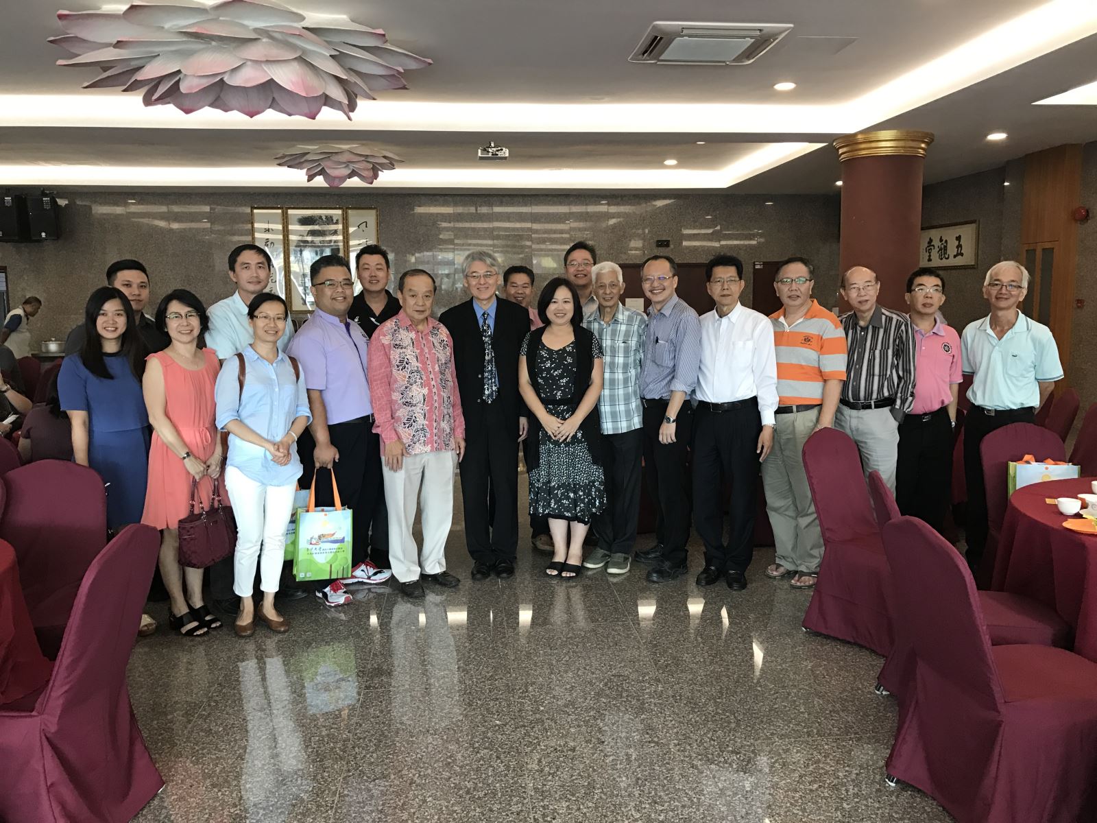 高柏園校長一行與參與記者會的多位高中校長及來賓合影