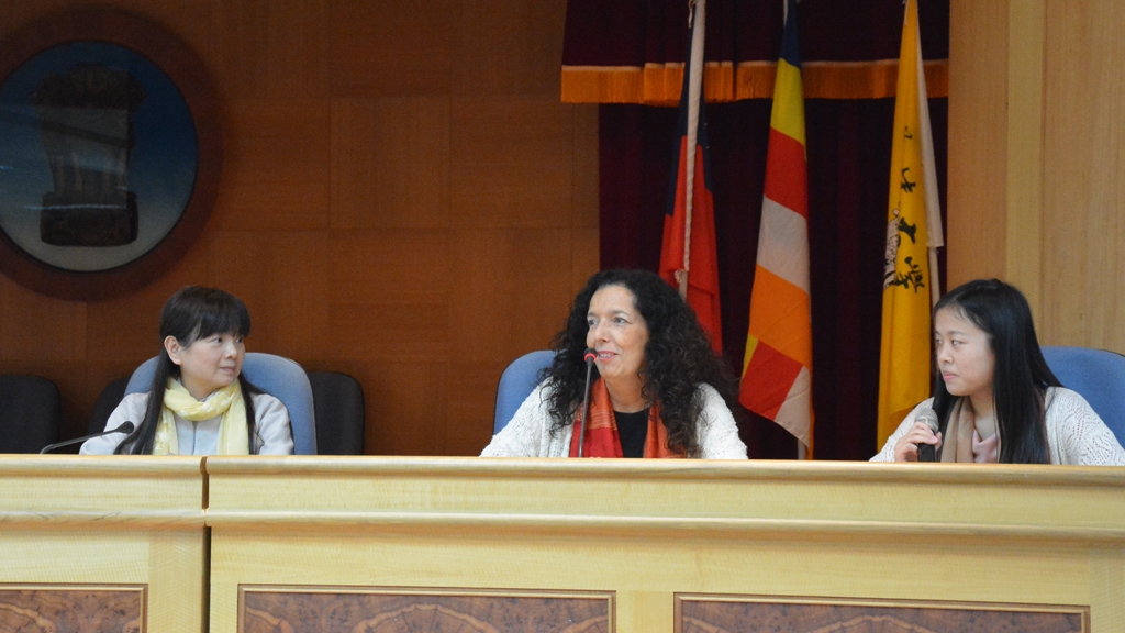 華梵大學中國文學系林素玟主任、西班牙女導演兼作家瑪莉亞．耶穌．阿爾瓦納、四川外國語大學西班牙系的熊忠梅同學。