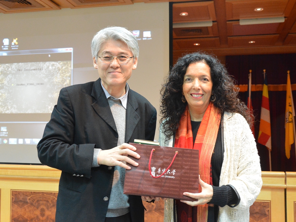 華梵大學高柏園校長(左)、西班牙女導演兼作家瑪莉亞．耶穌．阿爾瓦納(右)。