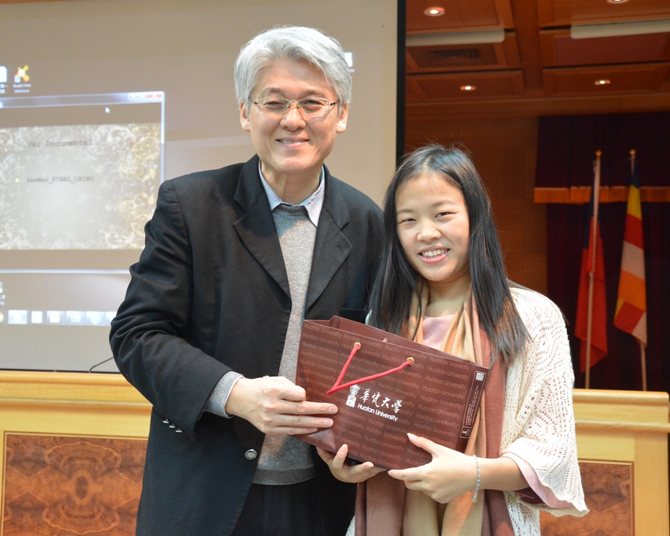 華梵大學高柏園校長(左)、四川外國語大學西班牙系的熊忠梅同學(右)。