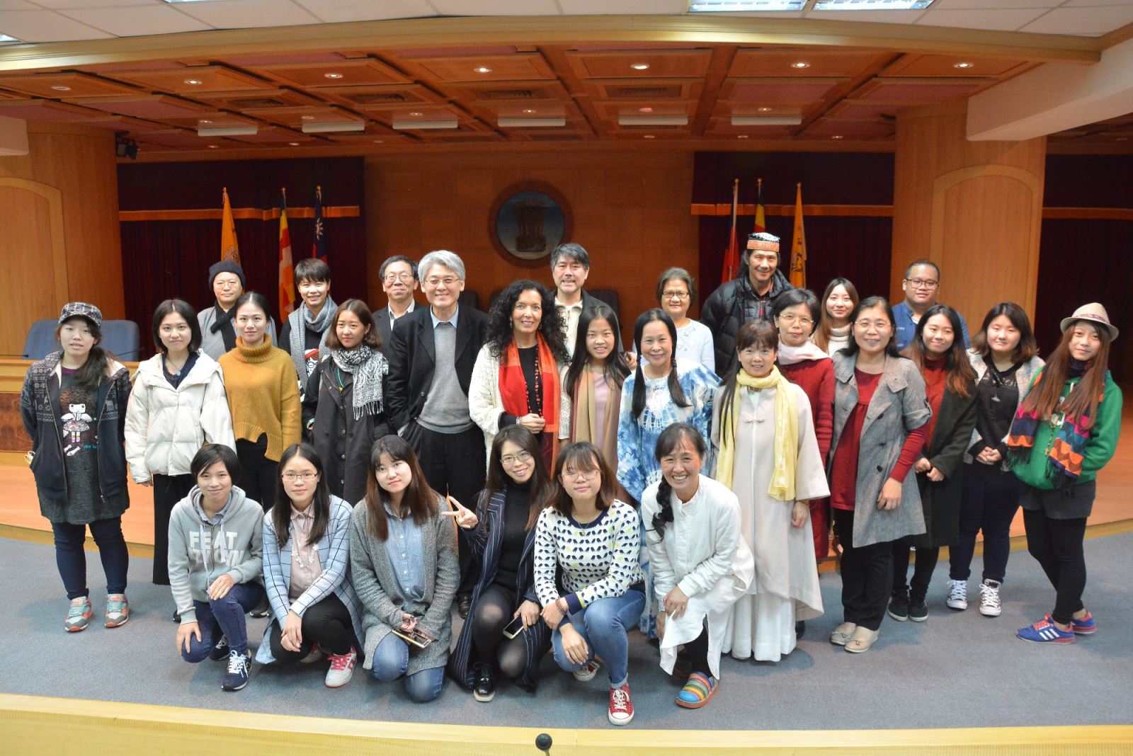 會後與師生貴賓們合影。