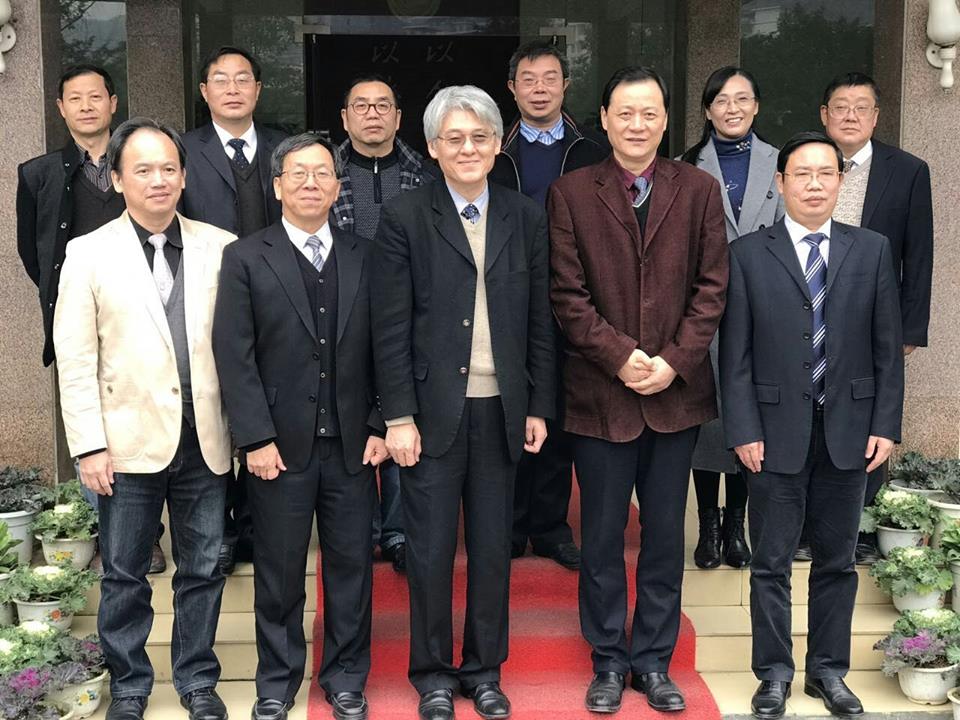 高柏園校長率領簡江儒主任秘書、文學院張鴻彬院長、藝術設計學院吳俊杰院長等人,於105年12月28日拜訪湖南吉首大學討論具體學術交流事宜,受到白晉湘校長(前排右二)、黃昕副校長(前排右一)、歷史文化學院羅康隆院長、文學院羅惠縉院長、美術學院劉俊院長等人的熱烈歡迎。