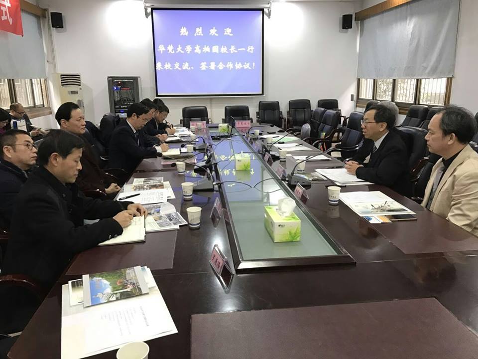 高柏園校長等師長與吉首大學白晉湘校長、黃昕副校長、等人商討兩校交流的具體合作項目。