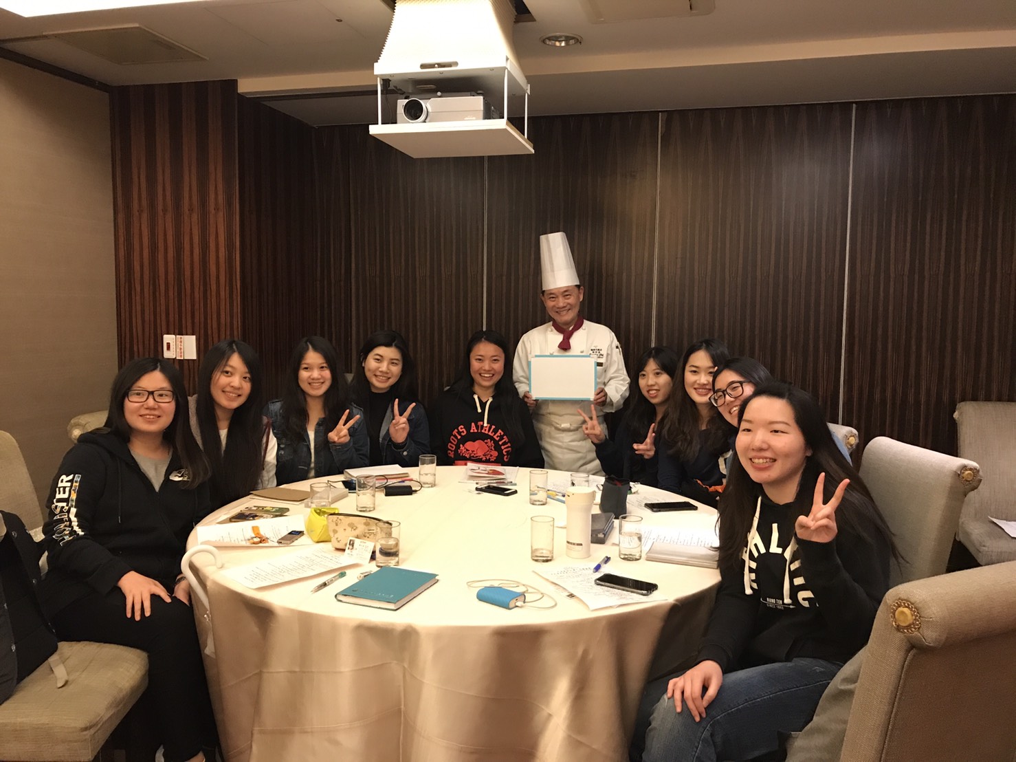 外國語文學系師生4月13日在李多耕老師帶領下前往福容飯店與阿基師相見歡，實地了解阿基師的作業，並將阿基師說菜的內容轉譯成英文