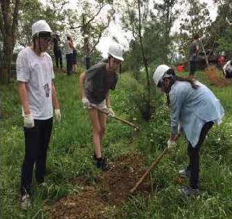 環境與防災設計學系師生共治三友路。
