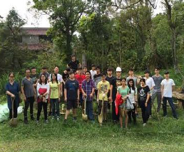 環境與防災設計學系師生共治三友路。