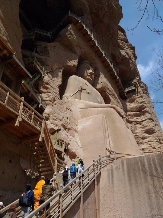 在敦煌研究院安排下，華梵師生參觀莫高窟及