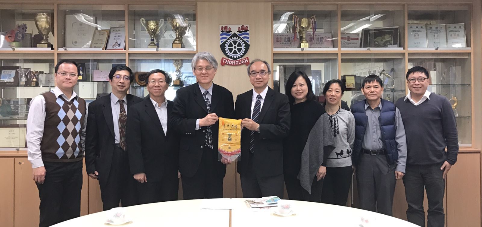 高柏園校長等師長拜會香港九龍工業學校黃國輝校長(右五)。