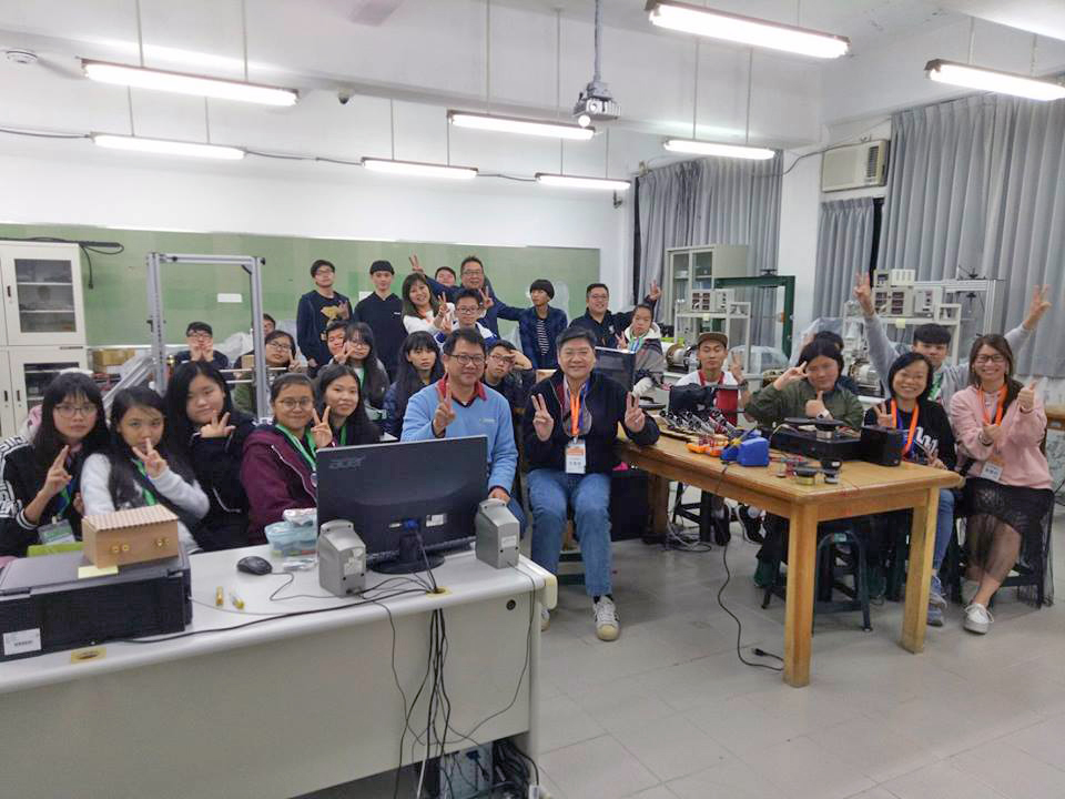 香港培聖中學師生參與機電工程學系王丕文主任的「喇叭實作體驗課程」。