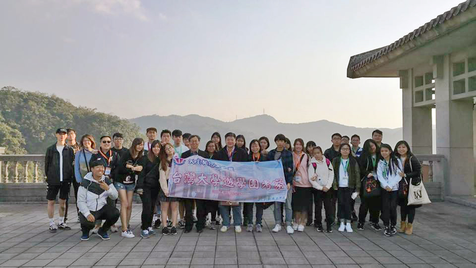 培聖中學師生合影於圖書資訊大樓五樓。