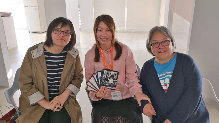 美術與文創學系鍾華瑄校友、香港培聖中學葉麗玲老師、鍾華瑄媽媽耿立予女士合影。