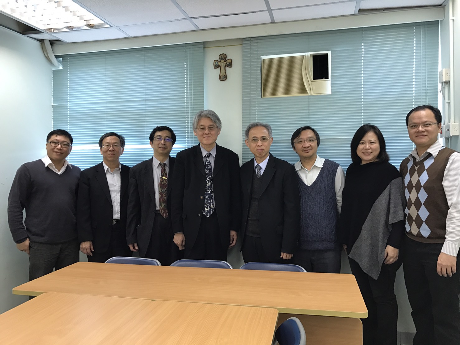 高柏園校長等師長拜會明愛粉嶺陳震夏中學何應翰校長(右四)。