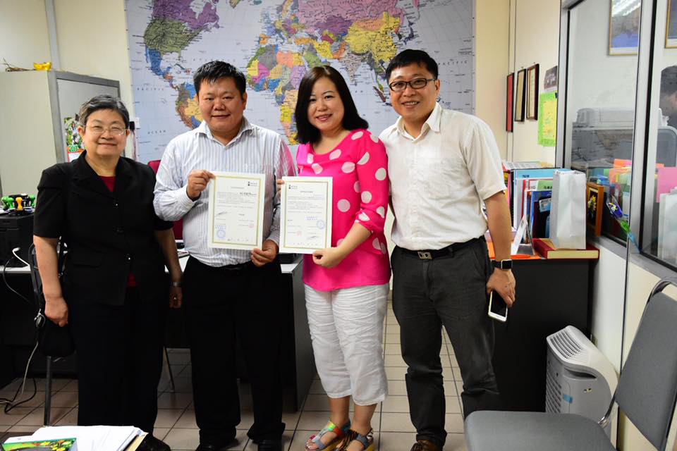 4月25日國際事務工作主任金敏玲副教授、文物館陳娟珠主任與招生組林恆立先生一行拜訪亞庇建國中學,並與鄔恆亮校長(左二)簽訂台馬學校合作協議書。