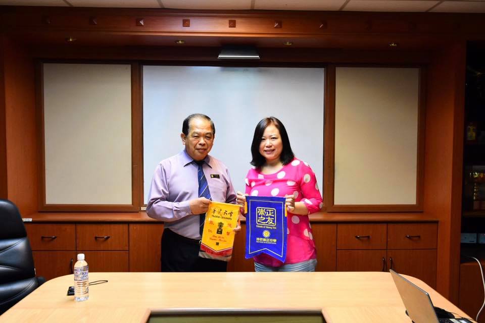 4月25日國際事務工作主任金敏玲副教授一行拜訪沙巴崇正中學,左一為丘和新校長。