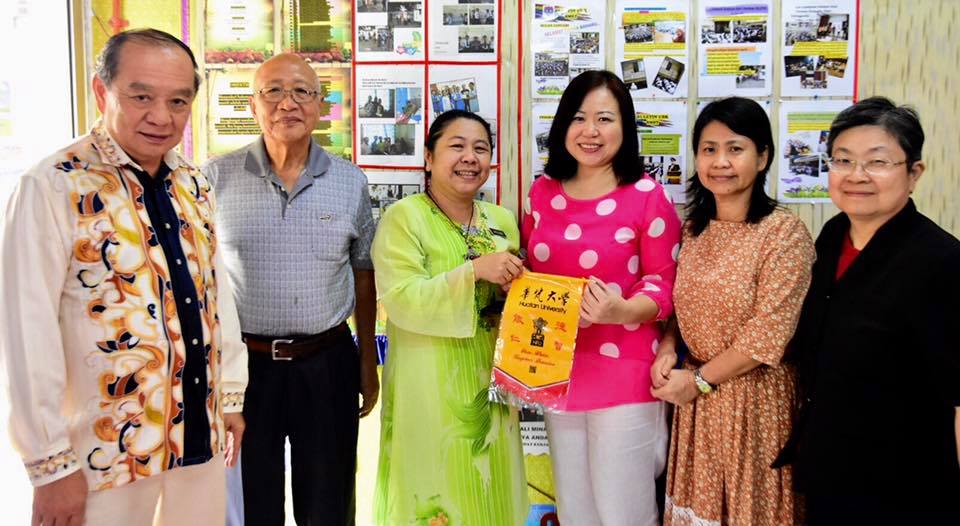 4月26日金敏玲副教授一行與古晉佛教居士林蔡明田林長(左一)拜訪亞庇善導華文中學,與李華寶校長(左三),亞庇佛教居士林尤金泉會長(左二)、升輔老師陳秀珠(右二)合影。