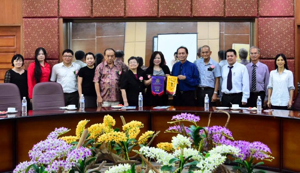 4月26日金敏玲副教授一行與古晉佛教居士林蔡明田林長拜訪美里廉律中學,與廉律中學劉世聰校長(右五)、美里佛教居士林會長楊惠生(右四)等人合影。