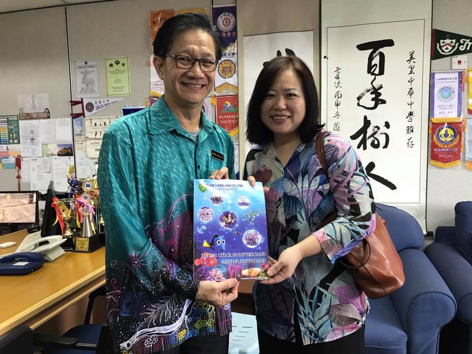 金敏玲副教授一行拜訪美里中華中學,左一為黃敬貴校長。