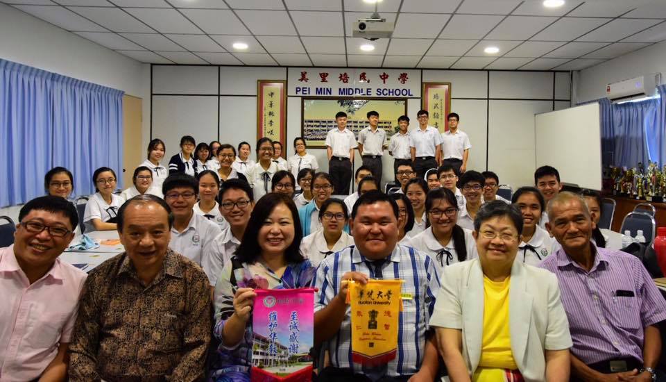 金敏玲副教授一行與古晉佛教居士林蔡明田林長拜訪美里培民中學,並進行升學講座,前排右三為美里培民中學錢進川副校長。