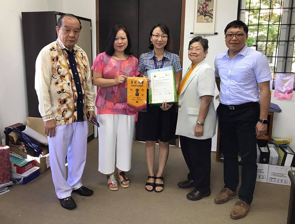 金敏玲副教授一行與古晉佛教居士林蔡明田林長拜訪古晉中華第一中學,並送達雙方合作協議書,左三為升輔主任謝詩維。