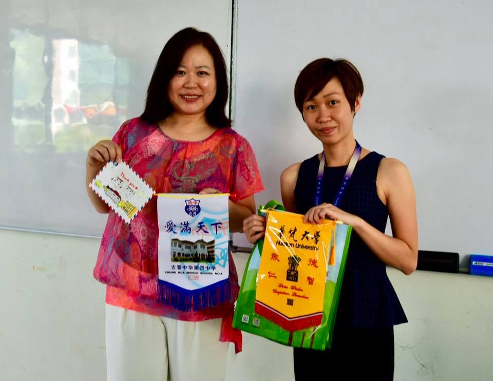 金敏玲副教授一行拜訪古晉中華第四中學,並進行高三升學講座,右為古晉中華第四中學升輔主任黃小珍。