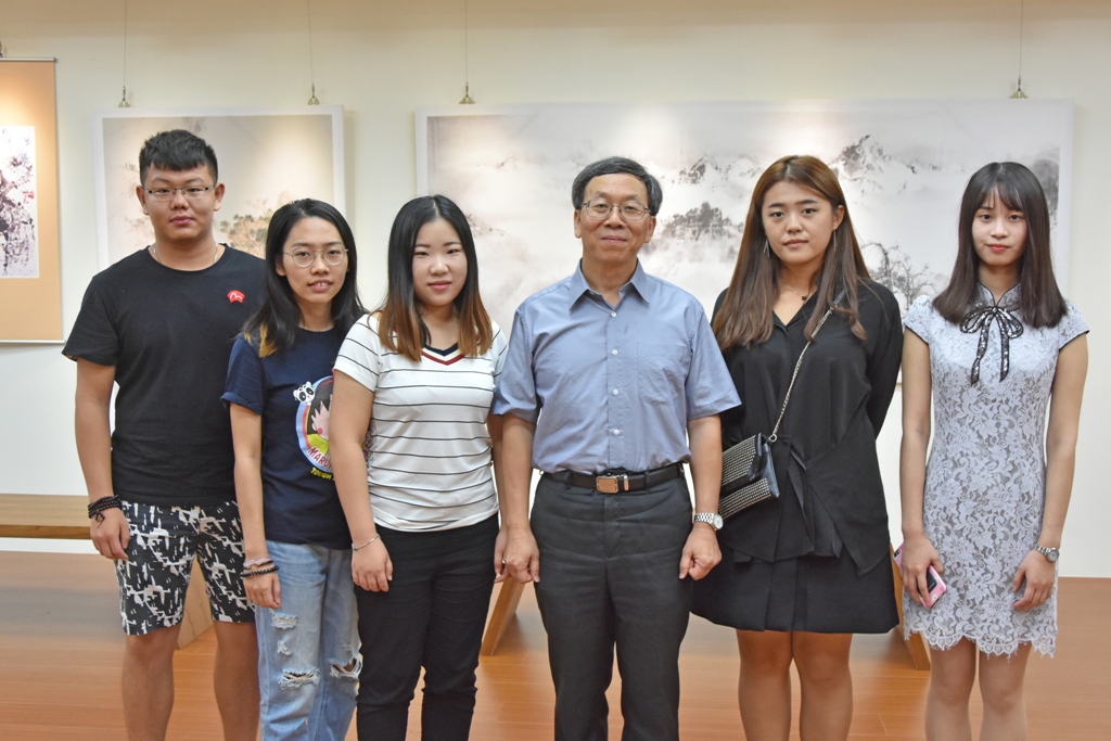 (左至右)天津理工大學汪鵬宇、李雨佳、宋暢、蘇雨、邱雪同學與簡江儒主任秘書(中)合影。