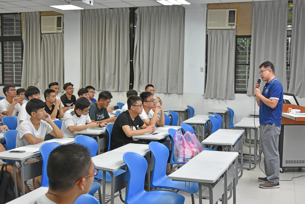 106年9月13日機電系王丕文主任(右)向武夷學院的同學介紹機電工程學系。