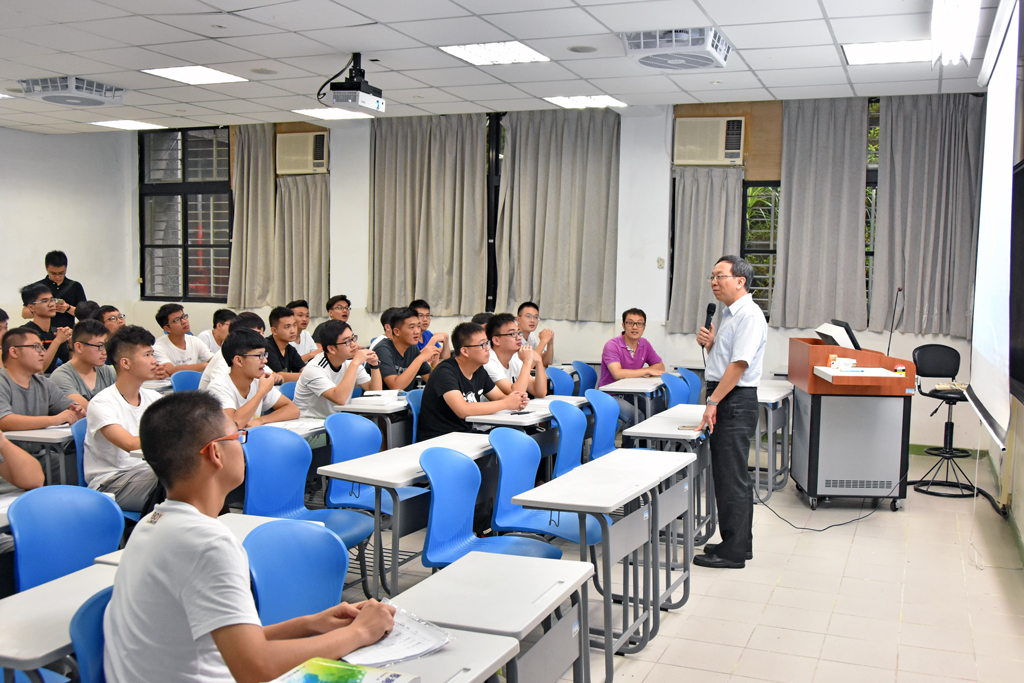 簡江儒主任秘書向武夷學院的同學致歡迎詞。