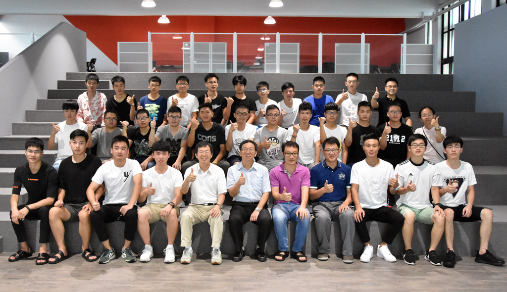 武夷學院同學及傅凌海老師與華梵大學師長們合影。