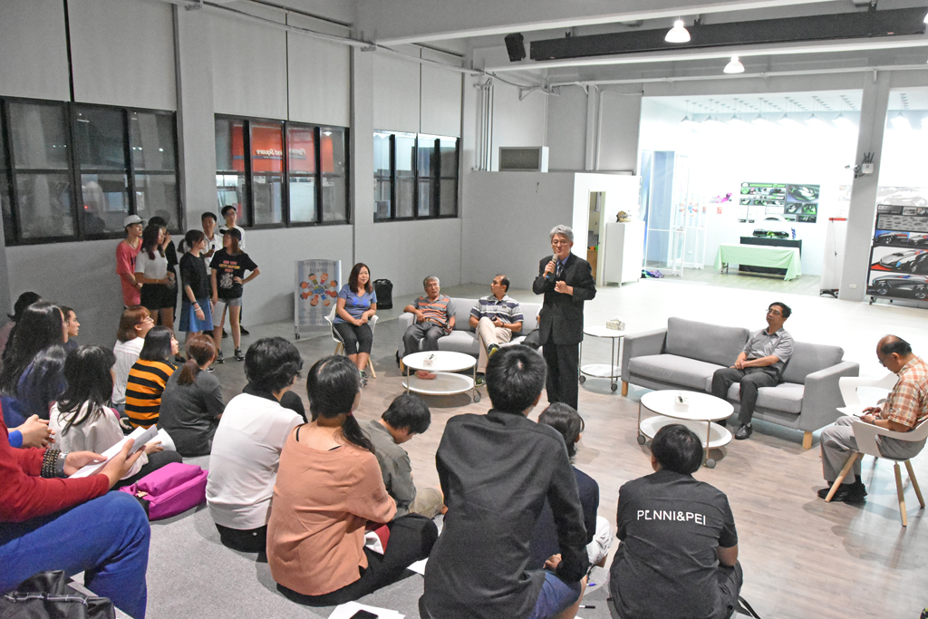 9月13日舉辦「國際生迎新暨生活輔導餐會」，高柏園校長、蔡傳暉教務長、黃明義學務長、張壯熙總務長、簡江儒主任秘書、國際交流中心金敏玲執行長、張鴻彬圖資長皆與會，歡迎來自美國、馬來西亞、越南、印尼、孟加拉、斯里蘭卡、巴拉圭、香港、大陸等多國的30餘位同學加入華梵大學大家庭。