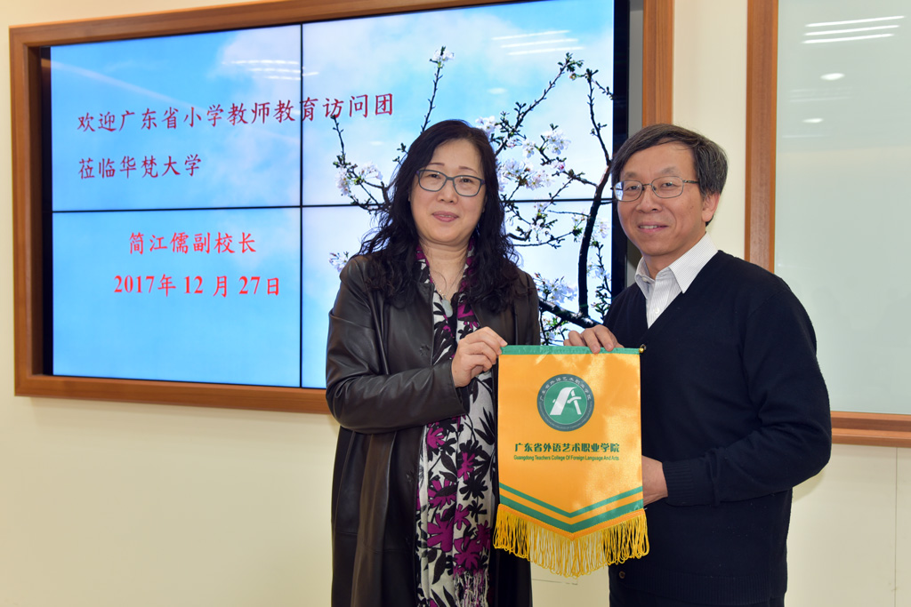 簡江儒主任秘書、廣東省外語藝術職業學院圖書館梁祖菲館長(左)。