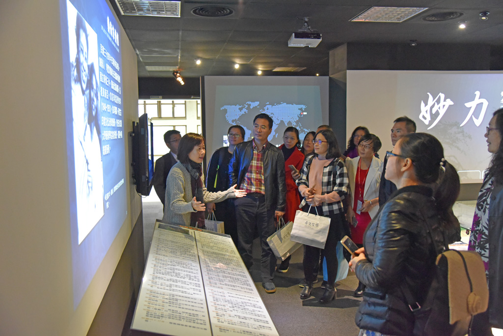 參與活動現場參觀校史室。