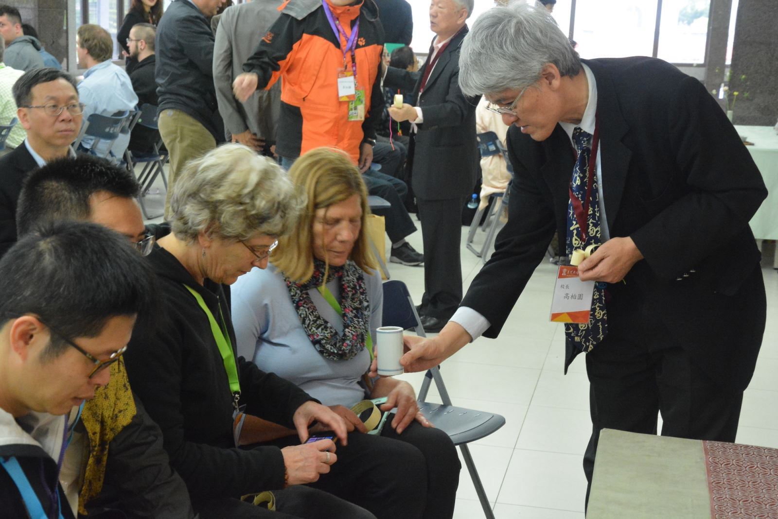 華梵大學特別安排「茶禪一味之文化茶席與茶宴」,高校長特別向外賓介紹文山地區的特色茶。