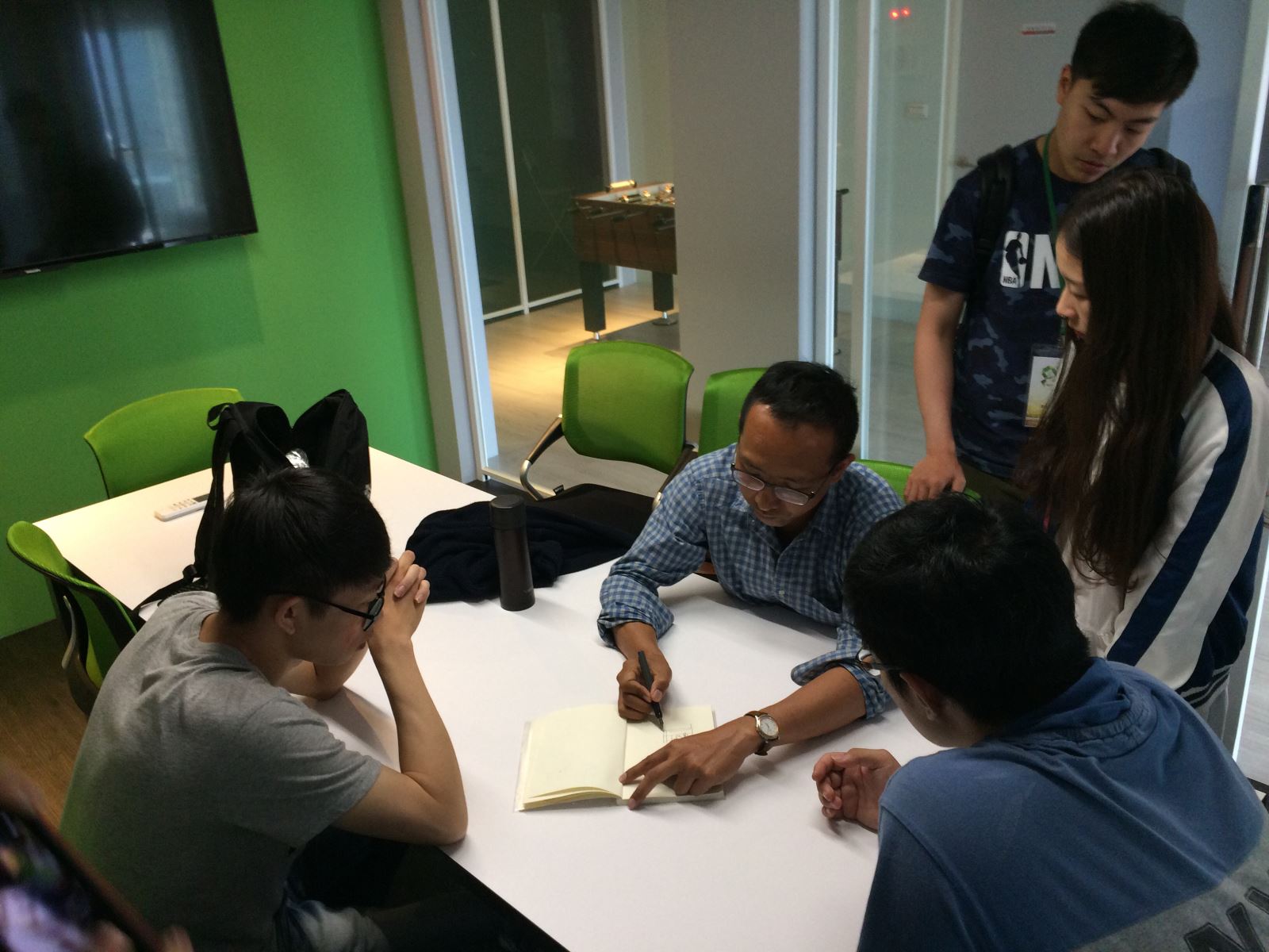 於華梵大學校內小組討論。