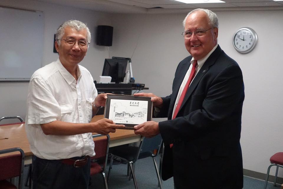 華梵大學文學院張鴻彬院長(左)拜會美國路易斯克拉克州立學院Anthony?Fernandez校長(右)