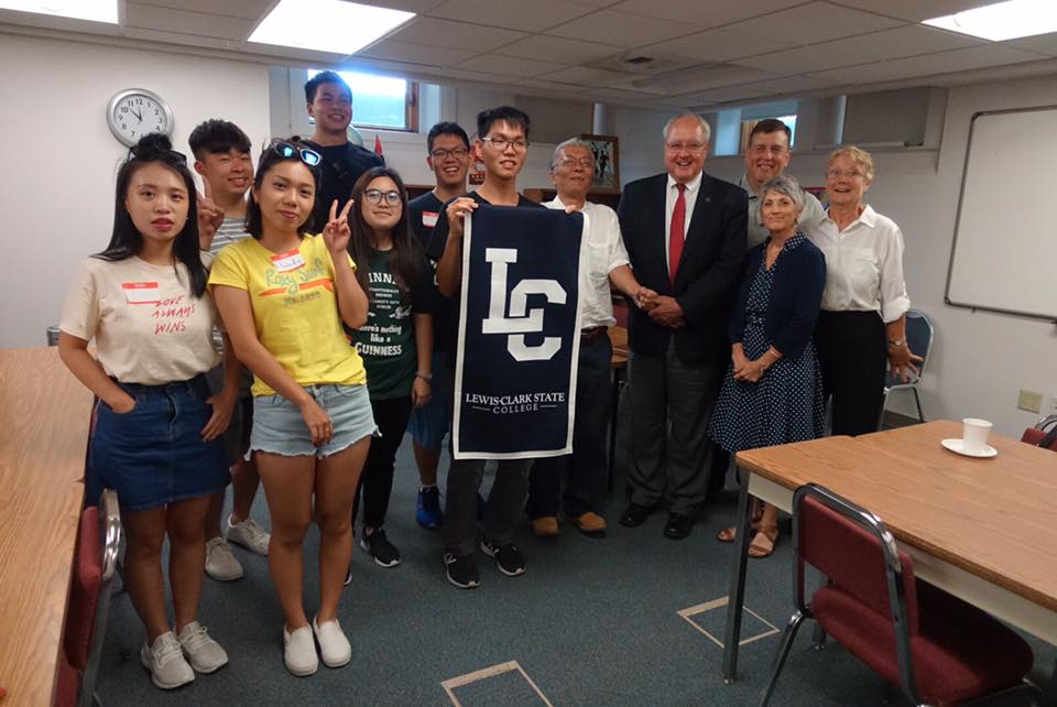 新生訓練歡迎會中，華梵大學文學院張鴻彬院長(右五)與美國路易斯克拉克州立學院Anthony?Fernandez校長(右四)、Andrew Hanson副校長(右三)、多位教職員及寄宿家庭家長們合影。