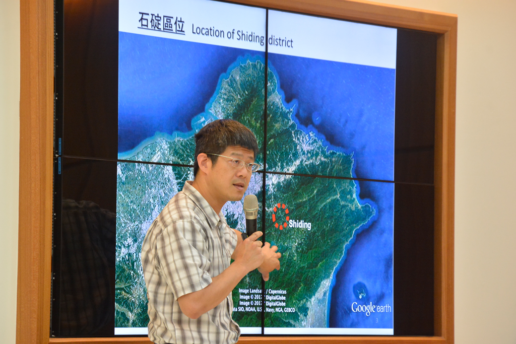 教創中心何立智老師介紹學校與地方緊密結合的案例。