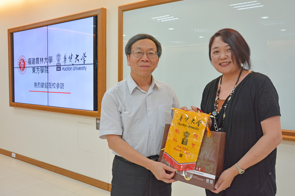 雙方致贈紀念品：華梵大學簡江儒主任秘書(左)、福建農林大學東方學院林立群常務副院長(右)。