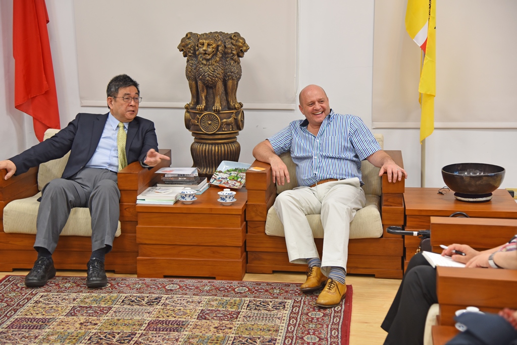 De Montfort University國際事務主管David Anthonisz(右)