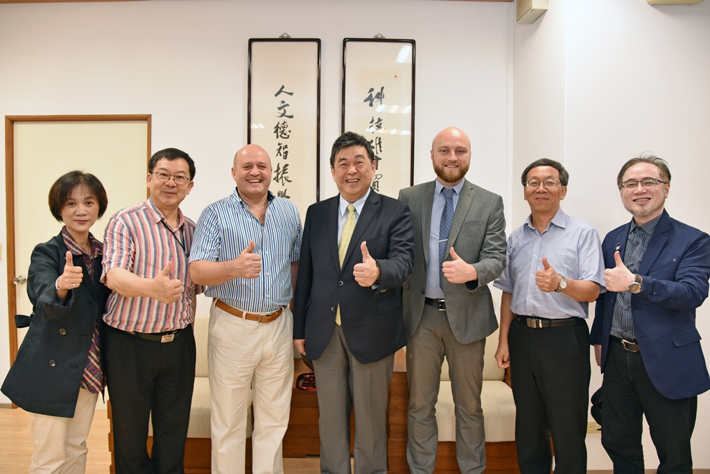 英國姊妹校De Montfort University國際事務主管David Anthonisz(左三)與Dan Winney(右三),該校設計學院教授Robert Chen(左二),以及該校在台代辦林淑勤小姐(左一),在工業設計學系廖學書主任(右一)的陪同下拜會李校長(中)及簡江儒主任秘書(右二)。