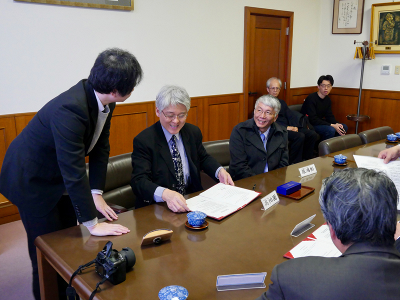 2月17日高柏園校長偕文學院張鴻彬院長赴長崎外國語大學正式簽約締結姊妹校。