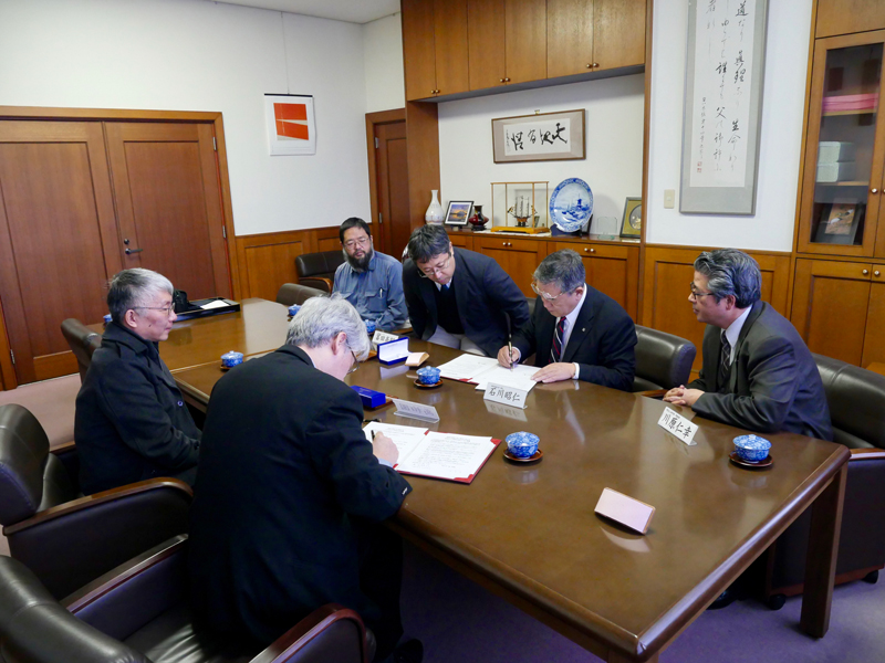 高柏園校長偕文學院張鴻彬院長赴長崎外國語大學正式簽約締結姊妹校,獻唱場簽約儀式測拍照。