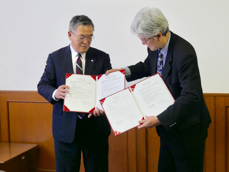 兩校簽約完成後合拍留影