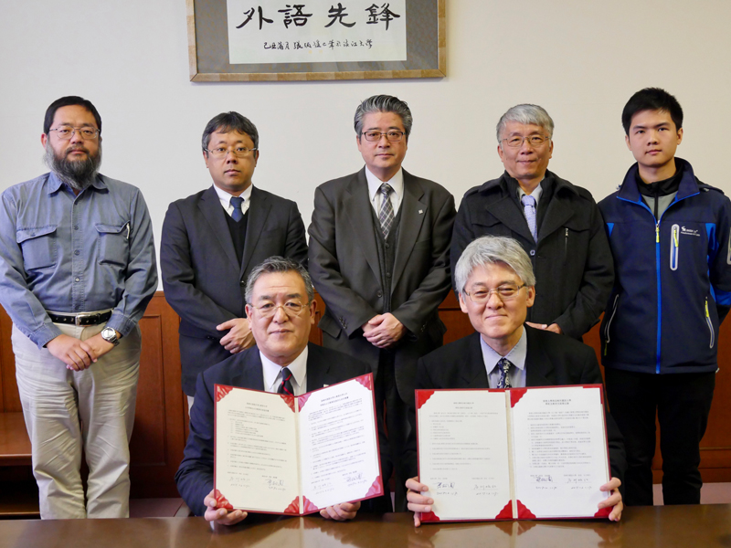 兩校相談甚歡，在簽約活動最後留下大合照