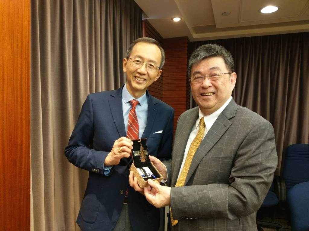 李天任校長致贈香港大學專業進修學院李經文院長紀念品